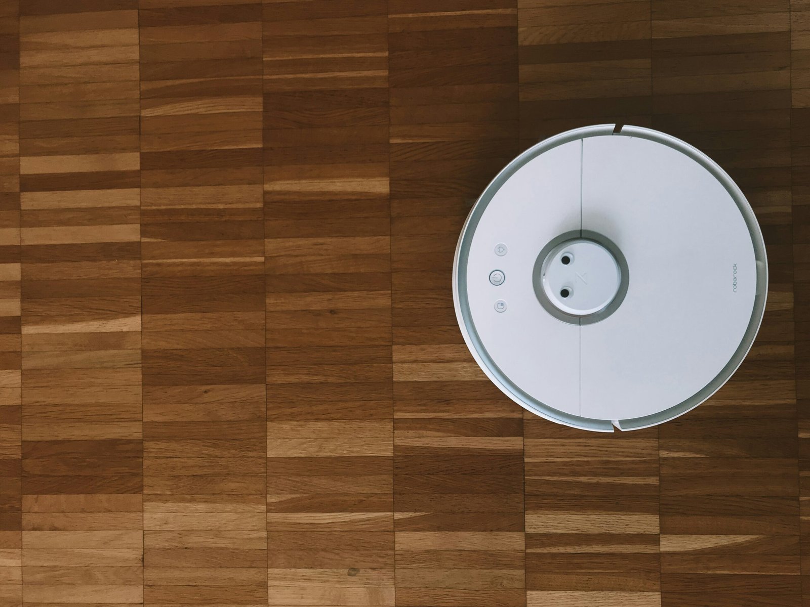 Aspirateur robot nettoyant efficacement une maison moderne, idéal pour un entretien sans effort.